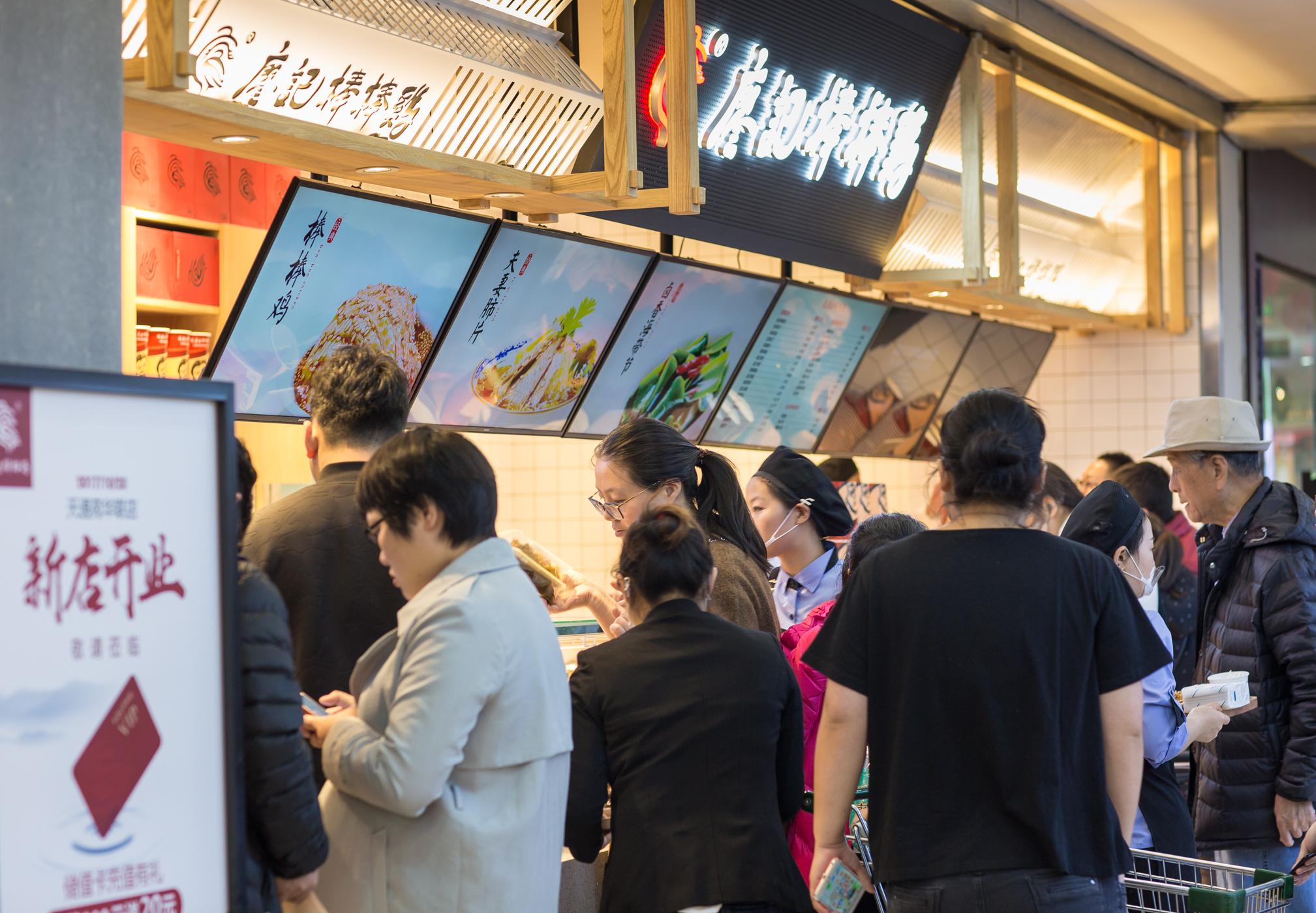廖记棒棒鸡加盟费多少钱?｜三兄弟手推车推出12亿年销量，开店600家，靠这招坪效飙升