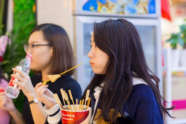 廖记棒棒鸡加盟费多少钱?｜三兄弟手推车推出12亿年销量，开店600家，靠这招坪效飙升